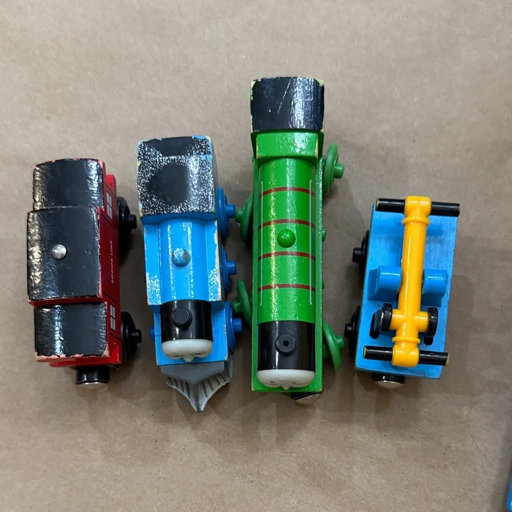Thomas & Friends Take-n-Play Tote-A-Train Storage Case with 4 Toy Trains